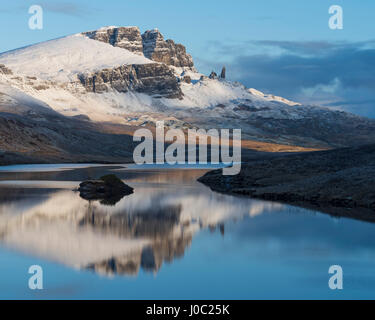 Il Storr riflessa nelle calme acque del Loch Fada su un inverno mattina, Isola di Skye, Ebridi Interne, Scotland, Regno Unito Foto Stock