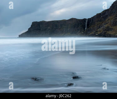 Le onde in arrivo sulla spiaggia di Talisker Bay, Isola di Skye, Ebridi Interne, Scotland, Regno Unito Foto Stock