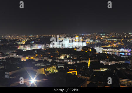 Paesaggio notturno di Porto città dalla Torre Clerigos. a Porto, Portogallo Foto Stock