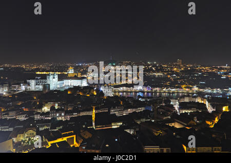 Paesaggio notturno di Porto città dalla Torre Clerigos. a Porto, Portogallo Foto Stock