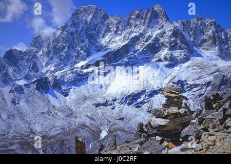 Preso dalla vetta del Gokyo Ri in Himalaya, Nepal durante il Trekking da Lukla a Tokyo ad una altitudine di 4970m Foto Stock