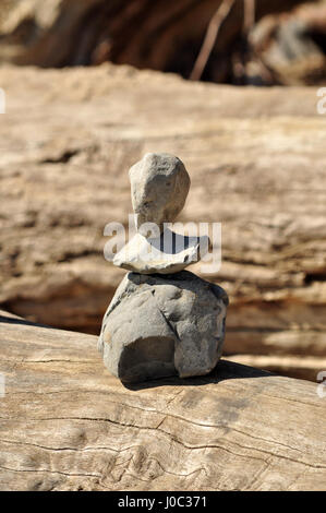 Bilanciamento - piramidi di pietra sullo sfondo di legno Foto Stock