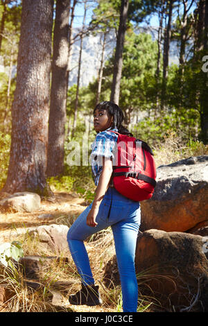 Giovane donna, escursionismo, Cape Town, Sud Africa Foto Stock