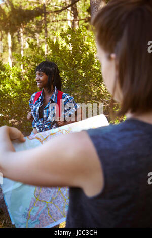 Due amiche, escursionismo, guardando la mappa, Cape Town, Sud Africa Foto Stock