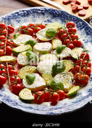 Pomodori, avocado, mozzarella e basilico su piastra, vista in elevazione Foto Stock