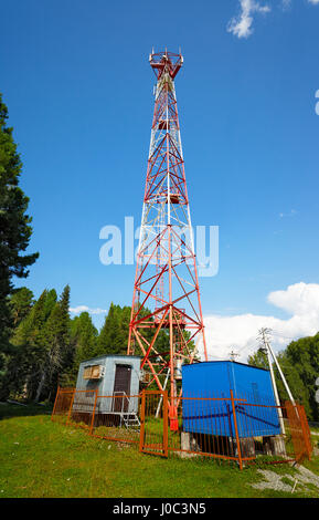 Montagne di Altai, Siberia. Vecchie torri mobili in collina Foto Stock