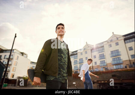 Due giovani uomini skateboarding in area urbana, Bristol, Regno Unito Foto Stock