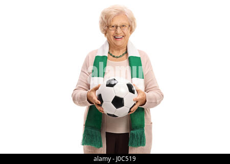 Felice senior tifoso di calcio con una sciarpa e un isolato di calcio su sfondo bianco Foto Stock