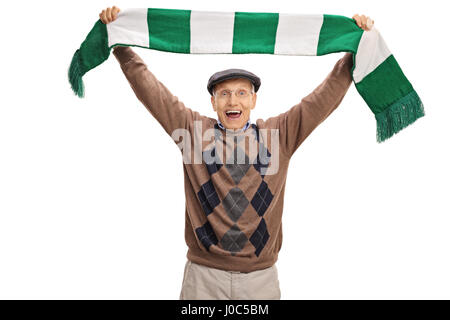 Overjoyed anziani tifoso tenendo una sciarpa isolati su sfondo bianco Foto Stock