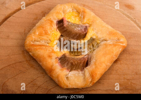 Il rabarbaro e crema pasticcera pasticceria Foto Stock