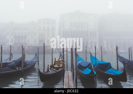 Le righe delle gondole su misty Canal, Venezia, Italia Foto Stock