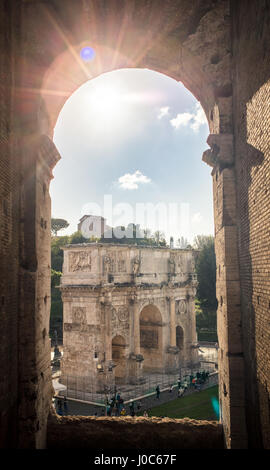 Soleggiato vista dal Colosseo dell'Arco di Costantino, Roma, Italia Foto Stock