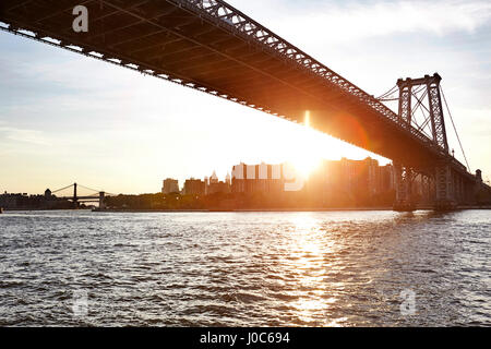 Vista di East River e Williamsburg Bridge, New York City, Stati Uniti d'America Foto Stock