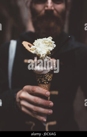 Mano di uomo con gelato in vicolo buio, Venezia, Italia Foto Stock