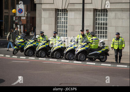 La polizia del sostegno comunitario ufficiali parcheggiata da strada con tre ruote scooter in Westminster a Millbank, London. Credito: Malcolm Park Foto Stock