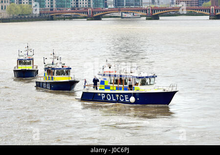 Londra, Inghilterra, Regno Unito. La Metropolitan Police Marine unità di polizia, Targa risposta rapida barche. Targa 37 (Patrick Colquhoun II) davanti, Targa 31 dietro. B Foto Stock