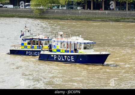 Londra, Inghilterra, Regno Unito. La Metropolitan Police Marine unità di polizia, Targa risposta rapida barche. Targa 37 (Patrick Colquhoun II) davanti, Targa 31 dietro. B Foto Stock