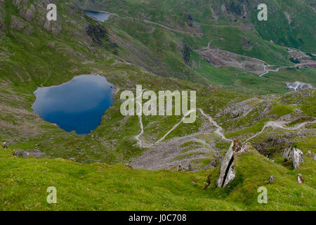 Acqua bassa visto da vicino il vertice di Coniston Old Man Foto Stock