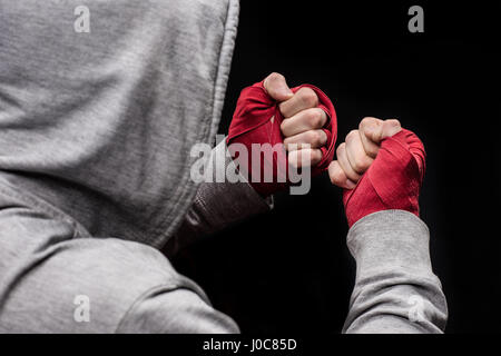 Vista posteriore dei boxer clenching pugni avvolto con nastri di colore rosso Foto Stock