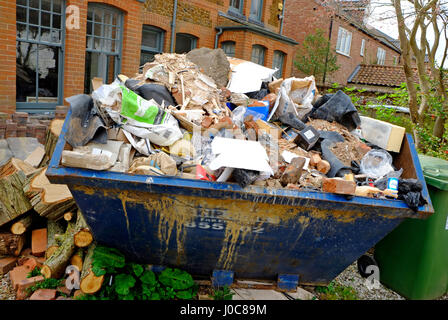 Grandi Costruttori saltare in casa giardino anteriore, Norfolk, Inghilterra Foto Stock