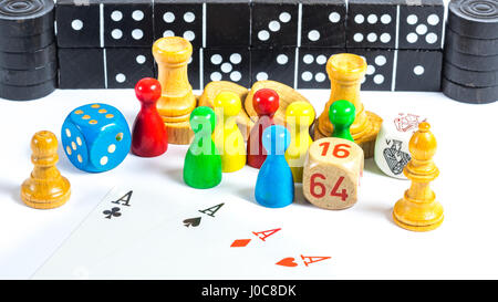 Scheda di molti pezzi di gioco Foto Stock