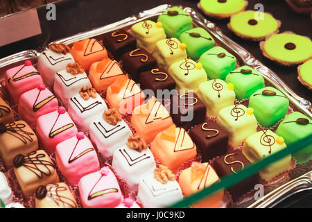 Colorata cioccolatini giaceva su un contatore di mercato, closeup foto con messa a fuoco selettiva Foto Stock