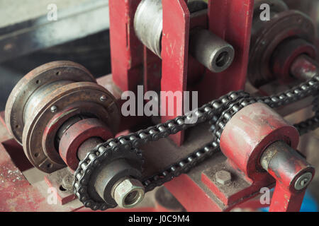 Attrezzature industriali, close up frammento con nastro a catena Foto Stock