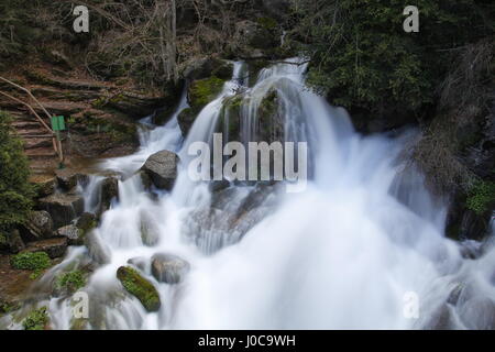 Llobregat fiume origine, con acqua che fluisce dalle rocce Foto Stock