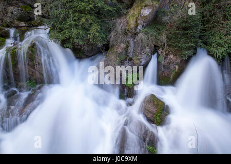 Sorgente del fiume fontana con acqua che fluisce dalle rocce Foto Stock