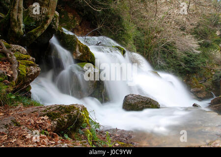 Cascata in un fiume, in una lunga esposizione shot Foto Stock