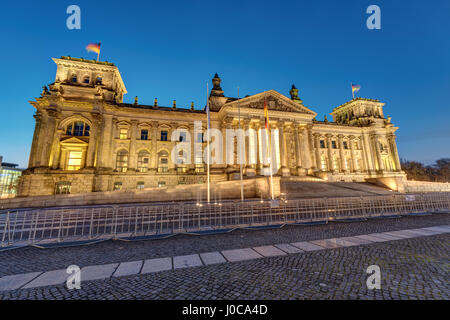 Il famoso Reichstag tedesco a Berlino illuminata di alba Foto Stock