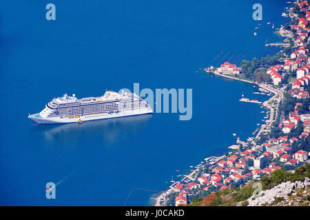 Regent's Seven Seas Explorer lussuosa nave da crociera nel porto di Baia di Kotor, Montenegro. Foto Stock