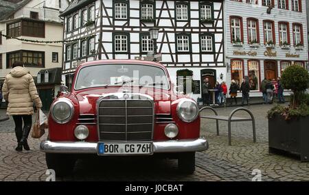 Classic 1959 Ponton 190D Mercedes Daimler-Benz autovettura sul Markt nel mercato comune di Monschau Renania settentrionale-Vestfalia Germania UE 2016 Foto Stock