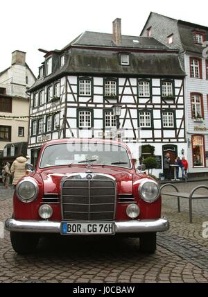 Classic 1959 Ponton 190D Mercedes Daimler-Benz autovettura sul Markt nel mercato comune di Monschau Renania settentrionale-Vestfalia Germania UE 2016 Foto Stock