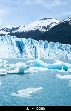 Ghiacciaio Perito Moreno e iceberg galleggiano nel Canal de los Tempanos (canale di Iceberg) del Lago Argentino, Parco Nazionale Los Glaciares, Argentina Foto Stock