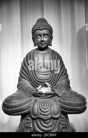 Statua di Pietra di Budha con telo sfondo Foto Stock