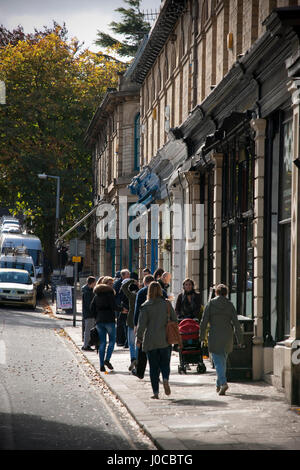 Gli amanti dello shopping su Victoria Rd, Saltaire, Bradford, West Yorkshire Foto Stock
