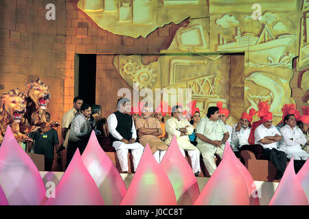 Narendra modi e bjp leader sul palco, Mumbai, Maharashtra, India Foto Stock