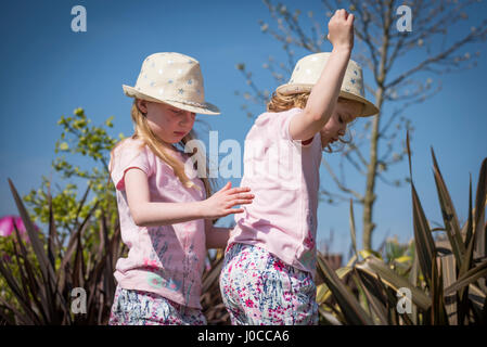 Le giovani ragazze divertimento al sole in un parco faunistico Foto Stock