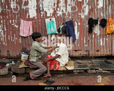 Rasatura barbiere uomo sulla strada, Mumbai, Maharashtra, India, Asia Foto Stock