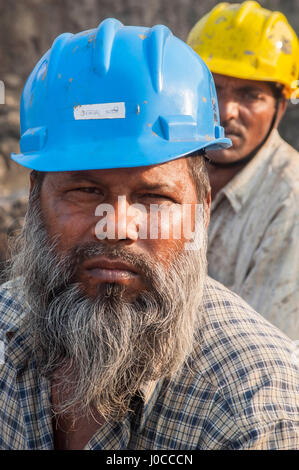 Uomo con casco, Mumbai, Maharashtra, India, Asia Foto Stock