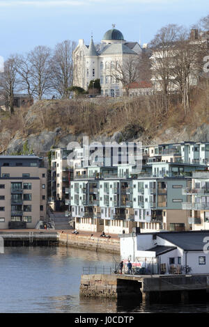 Gli edifici di Fagskolen ho Hordaland scuola tecnica sopra il porto di Bergen. Bergen, Norvegia. Foto Stock