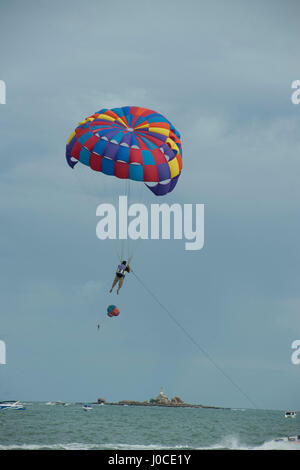 Il parasailing mare a Pattaya, Thailandia, asia Foto Stock