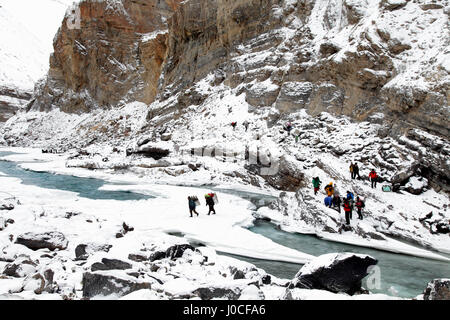 I popoli Attraversamento fiume congelato, chadar trek ladakh, Jammu e Kashmir, India, Asia Foto Stock