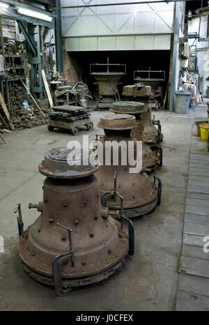 Whitechapel Bell fonderia di Whitechapel interni che mostra le campane di raffreddamento e campane in attesa di manutenzione Foto Stock