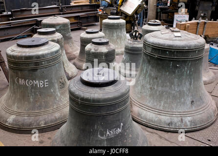 Whitechapel Bell fonderia di Whitechapel interni che mostra le campane di raffreddamento e campane in attesa di manutenzione Foto Stock