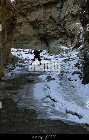 L'uomo Attraversamento fiume congelato, chadar trek ladakh, Jammu e Kashmir, India, Asia Foto Stock