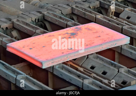 Lastra calda all'interno della pianta in acciaio sul convogliatore Foto Stock