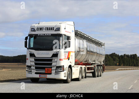 SALO, Finlandia - Aprile 8, 2017: bianco di prossima generazione di Scania R500 semi tanker per ADR bottino di Cemt-Trans si muove lungo l'autostrada su un bellissimo giorno di spri Foto Stock