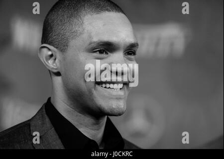 Trevor Noah arriva alla varietà e alle donne nei film di Emmy Nominee celebrazione sponsorizzato da Mercedes-Benz e acqua Fiji a Gracias Madre su settembre 18th, 2015 a Los Angeles, California. (Altered digitalmente in bianco e nero) Foto Stock